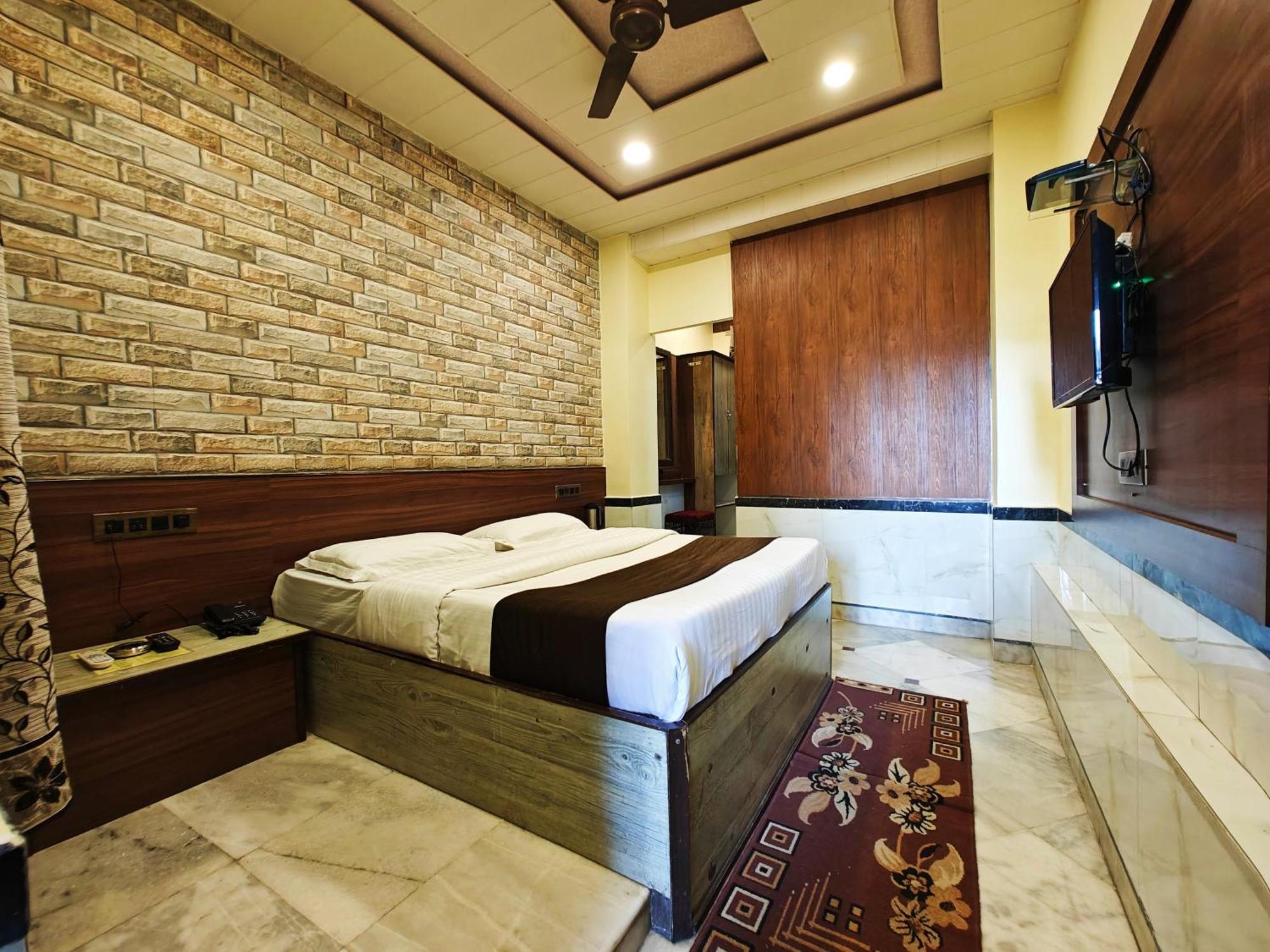 Hotel Saraswati Маунт-Абу Экстерьер фото