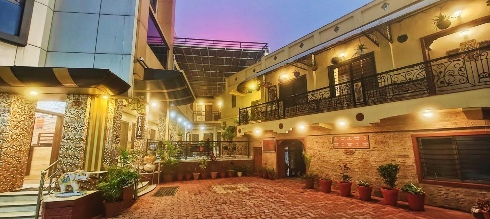Hotel Saraswati Маунт-Абу Экстерьер фото